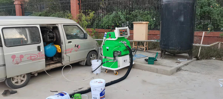  聚氨酯發(fā)泡機與人工施工差別