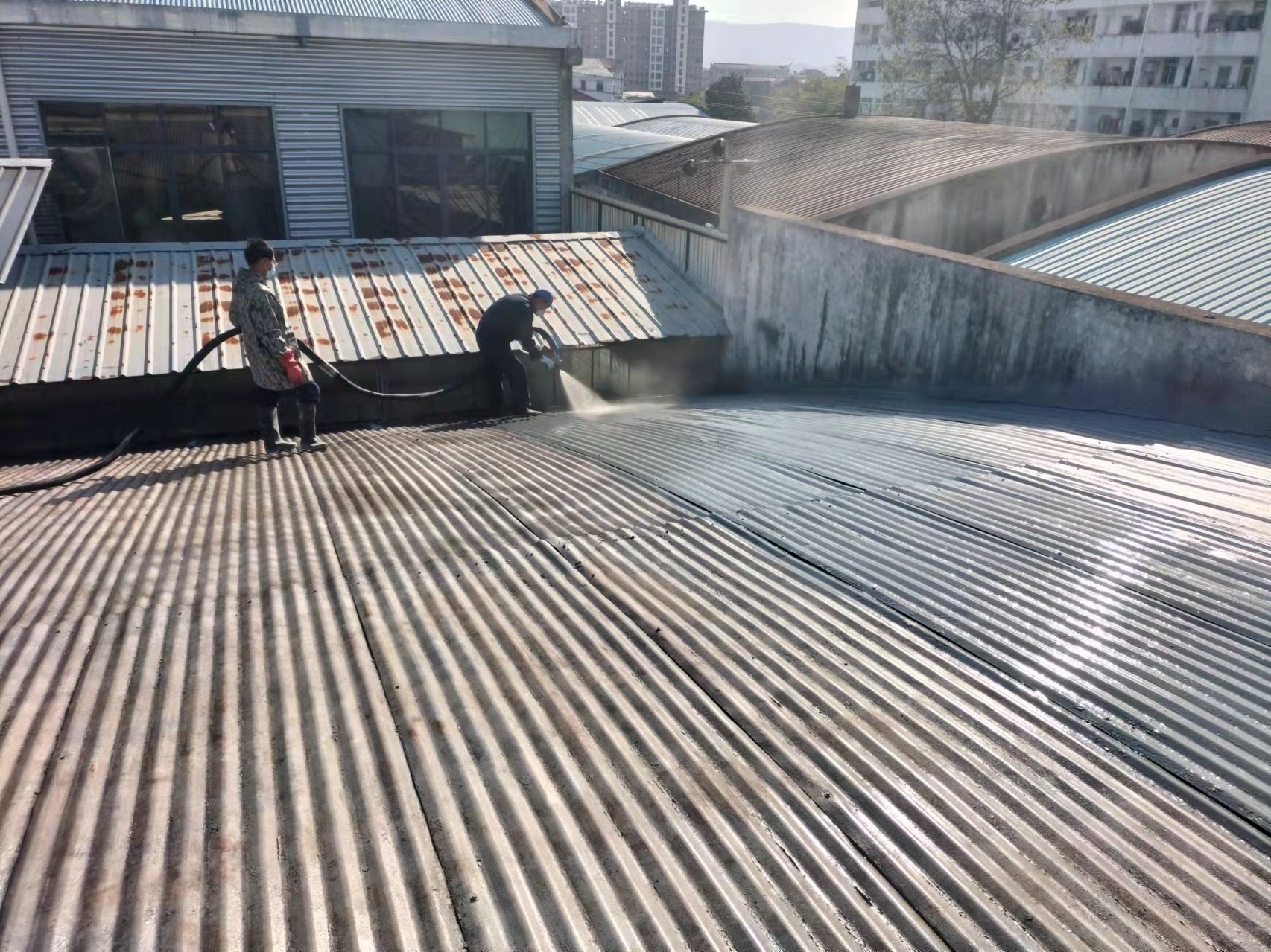 彩鋼瓦房的聚氨酯保溫噴涂設(shè)備性?xún)r(jià)比優(yōu)選，京華邦威源頭廠(chǎng)家直銷(xiāo)！